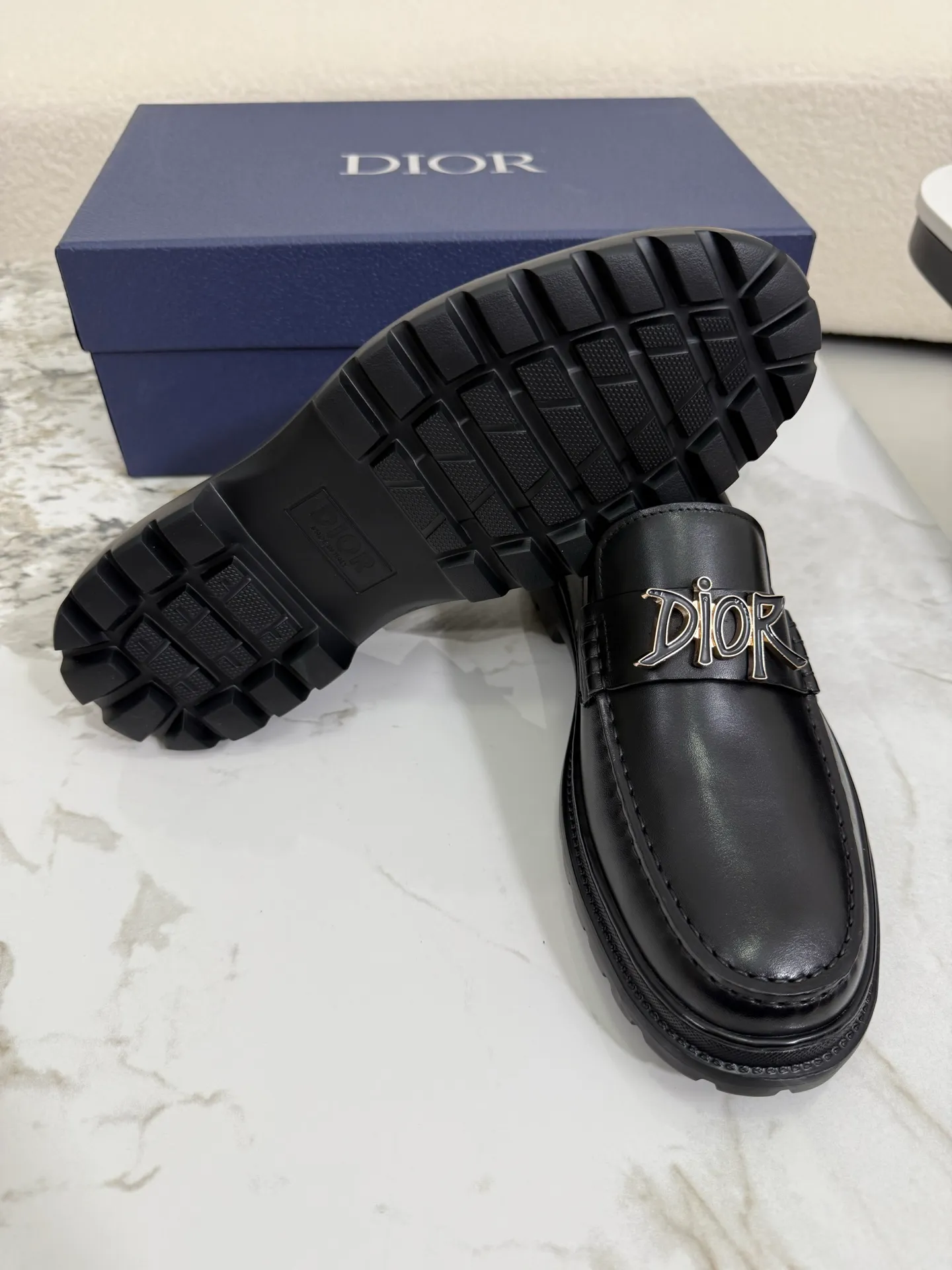[ DIOR ] Top P: 820💰 ▪️Size: 39-44 (customized for 38.45) Top male leather shoes DIOR Dior combines high-quality materials and exquisite details. The imported cowhide leather upper is embellished with Gancio buckles, showing a luxurious style. Imported cattle. TP sole is light and flexible in texture